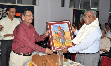 with Sh. Mahinda Rajapaksa, Cabinet Minister of Sri Lanka (2013)