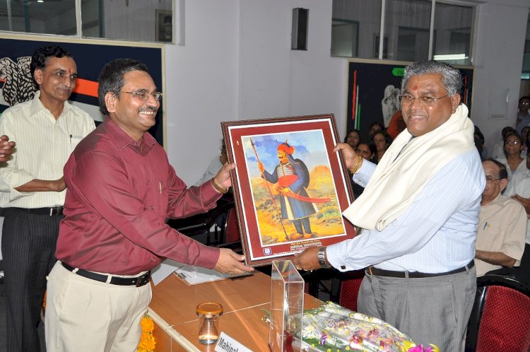 with Sh. Mahinda Rajapaksa, Cabinet Minister of Sri Lanka (2013)